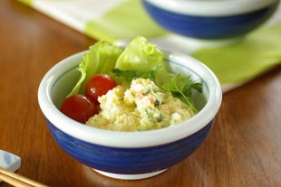 砥部焼・梅山窯 外藍色の玉ぶち鉢(4寸)にポテトサラダを盛って