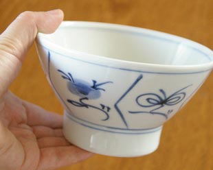 砥部焼・梅山窯 なずなの茶碗(大)を手に持って