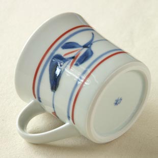 砥部焼 みつ葉のマグカップ(大)を斜めから