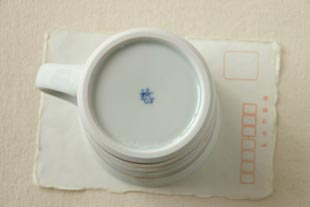 砥部焼 みつ葉のマグカップ(大)をはがきと比較して