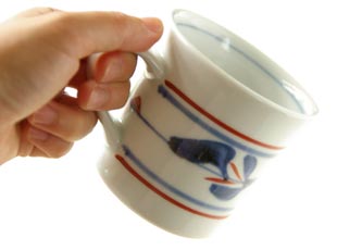 砥部焼 みつ葉のマグカップ(大)を手に持って