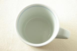 砥部焼 みつ葉のマグカップ(大)を上から見たところ