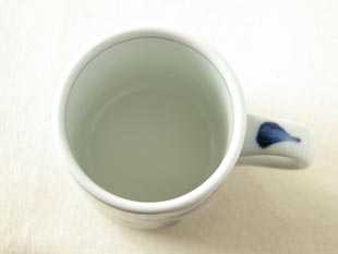 砥部焼・梅山窯 からくさのマグカップを上から見て