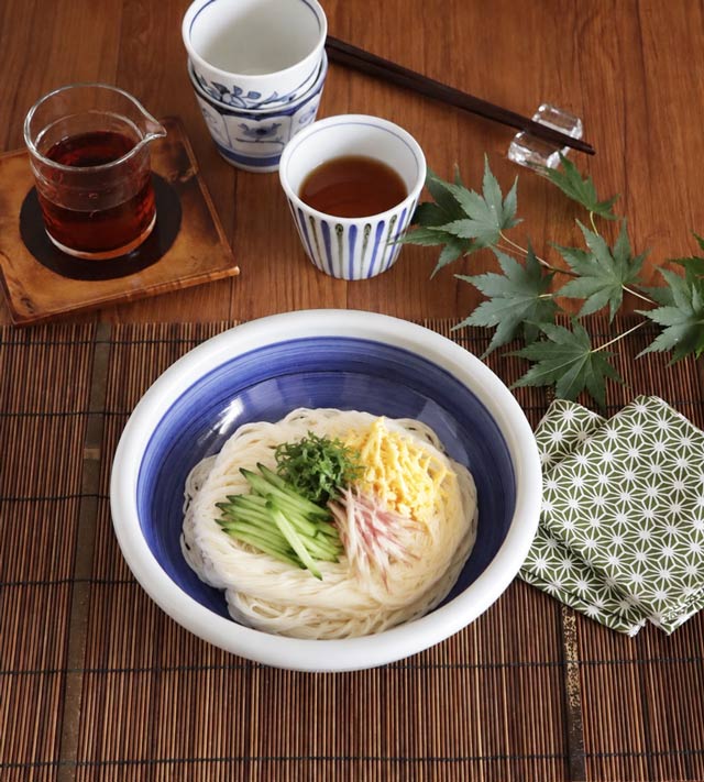玉ぶち鉢に盛られた涼しげな素麺と薬味を添えた夏のテーブルコーディネート