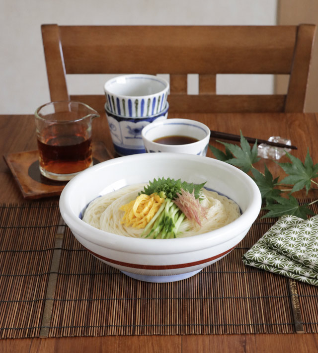 玉ぶち鉢に盛られた涼しげな素麺と薬味を添えた夏のテーブルコーディネート