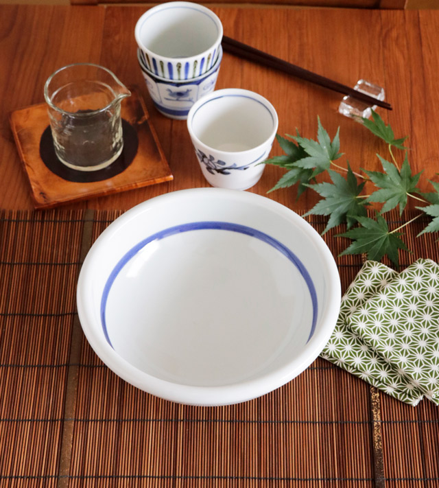 お料理を盛り付ける前の内側に施された美しい藍色の線描き