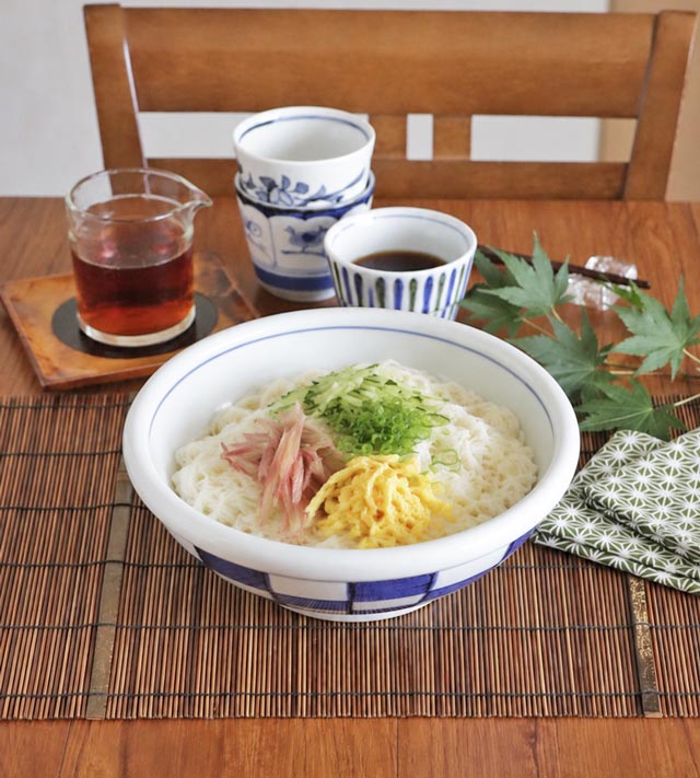 玉ぶち鉢に盛られた涼しげな素麺と薬味を添えた夏のテーブルコーディネート