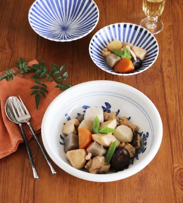 玉ぶち鉢に盛られた涼しげな素麺と薬味を添えた夏のテーブルコーディネート
