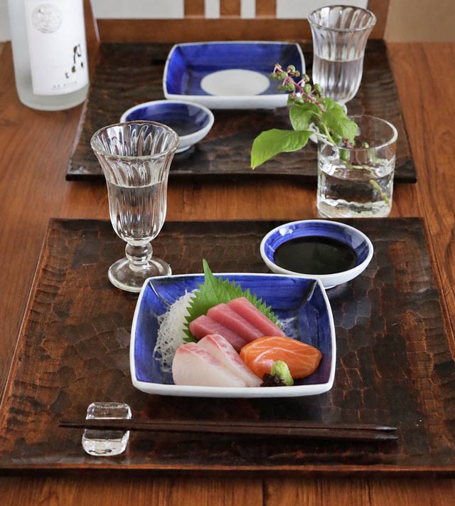 白抜きの四方皿にお刺身を盛り付けた和の食卓風景