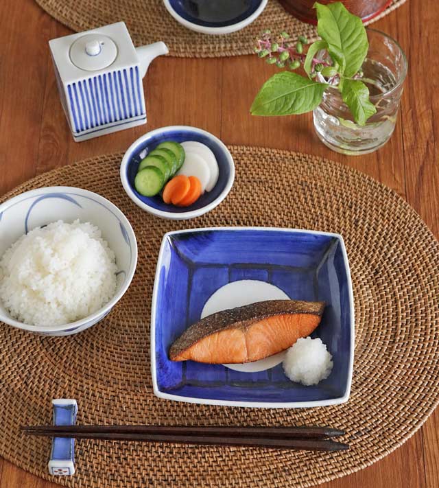 焼き魚と大根おろしを載せた白抜きの四方皿の朝食