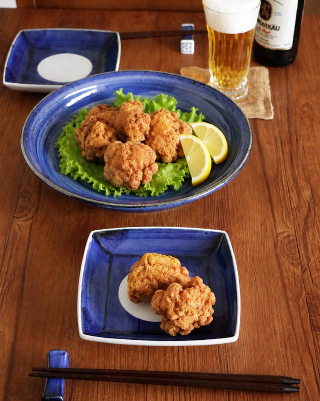 から揚げを載せた四方皿と食卓
