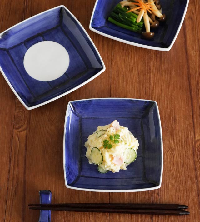 ポテトサラダなどの副菜を載せた四方皿