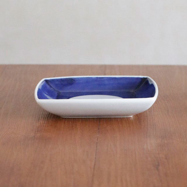 四方皿を横から見た立ち上がりと深さの様子