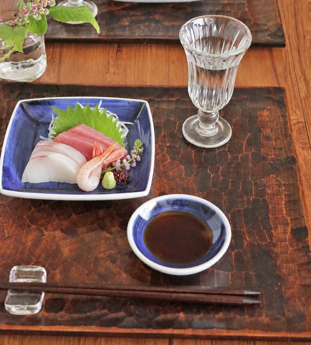 刺身のお醤油皿として合わせた食卓風景