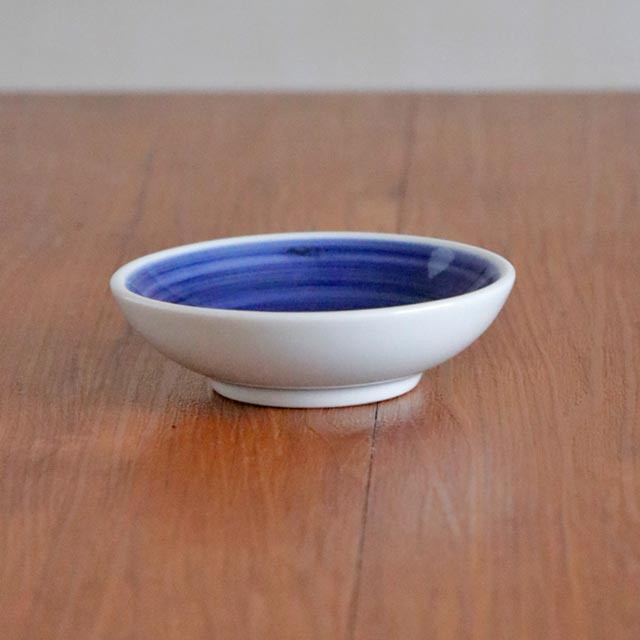 豆小皿を横から見た立ち上がりと深さの様子
