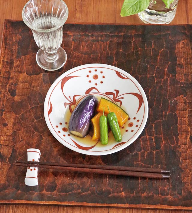 お野菜の炊き合わせを盛り付けた赤太陽の丸皿