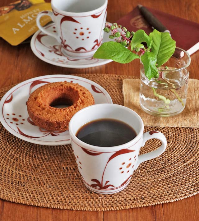 コーヒーを淹れた赤太陽のモーニングカップでおやつタイム