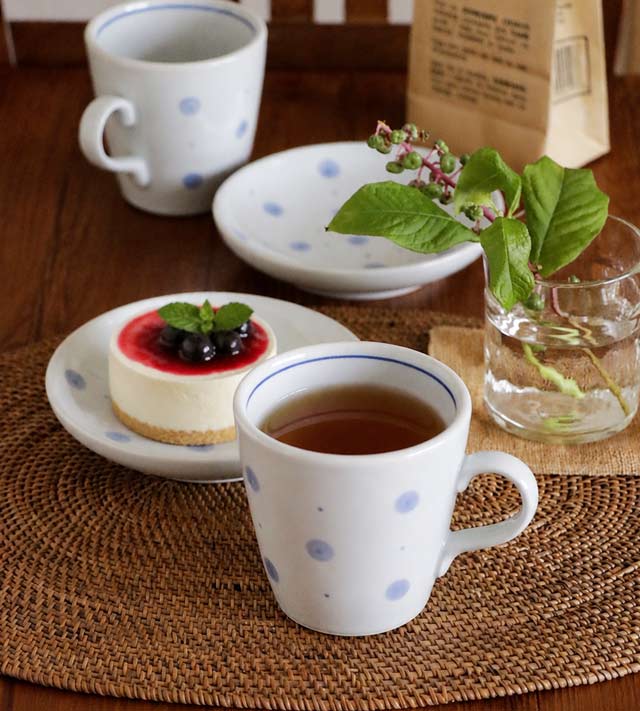 紅茶を淹れた水玉ドットのモーニングカップとケーキ