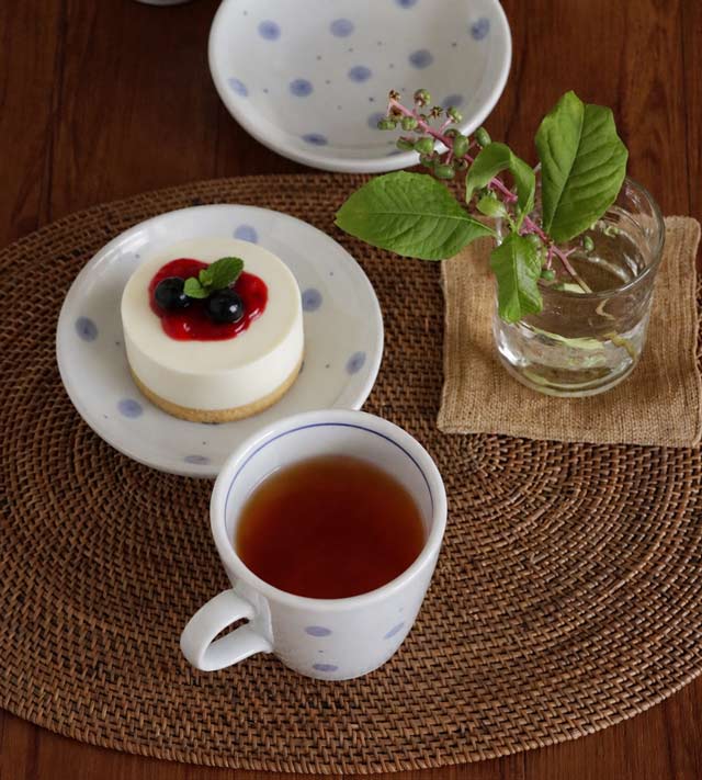 お揃いの皿と並べた水玉ドットのモーニングカップ