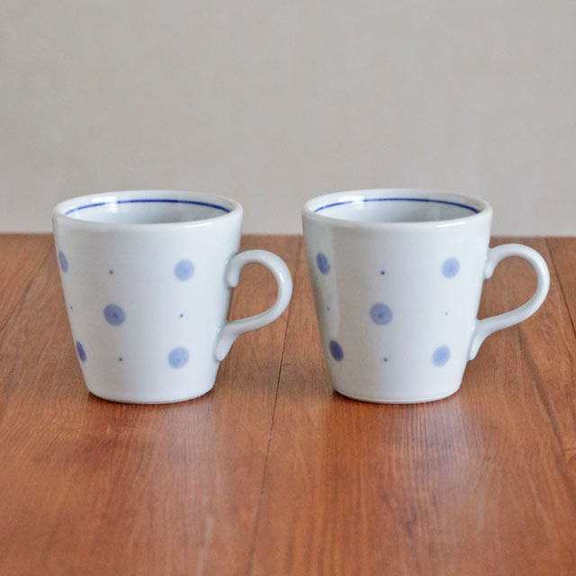 2つ並べた水玉ドットのモーニングカップ