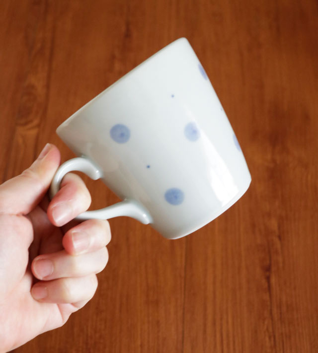 手に持ったときの水玉ドットのモーニングカップ