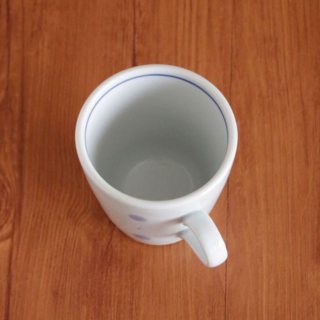 上から覗いた水玉ドットのモーニングカップ
