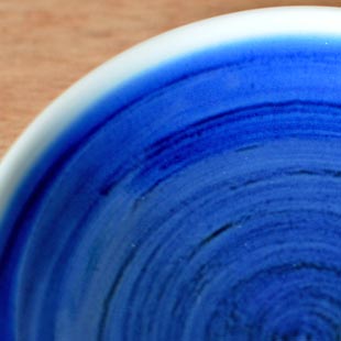 砥部焼・梅山窯 藍色の小皿(3.5寸)の絵付け