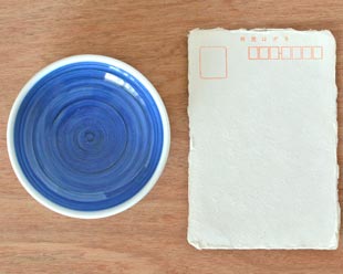 砥部焼・梅山窯 藍色の小皿(3.5寸)をはがきと比較して
