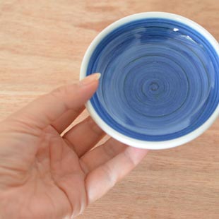 砥部焼・梅山窯 藍色の小皿(3.5寸)を手に持って
