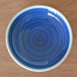 砥部焼・梅山窯 藍色の小皿(3.5寸)を上から見て