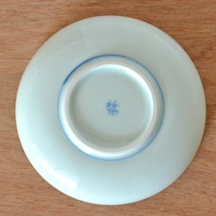 砥部焼・梅山窯 藍色の小皿(3.5寸)の裏面