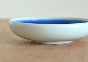 砥部焼・梅山窯 藍色の小皿(3.5寸)を横から見て