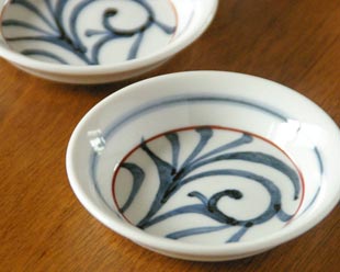 梅山窯 赤線からくさの小皿