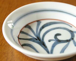 砥部焼・梅山窯 赤線からくさの小皿の絵付け