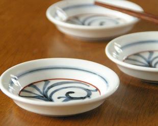 砥部焼・梅山窯 赤線からくさの小皿を横から見て