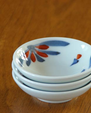 砥部焼・梅山窯 花もようの小皿(3寸)を重ねて
