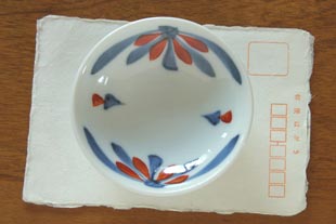 砥部焼・梅山窯 花もようの小皿(3寸)をはがきと比較して