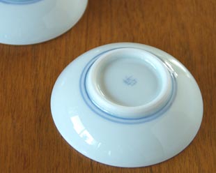 砥部焼・梅山窯 花もようの小皿(3寸)の裏面