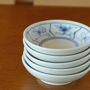 砥部焼・梅山窯 なずなの3寸小皿を重ねて