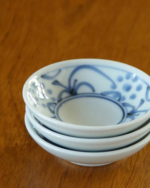 砥部焼・梅山窯 太陽柄の小皿を重ねて