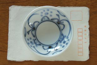 砥部焼・梅山窯 太陽柄の小皿をはがきと比べて