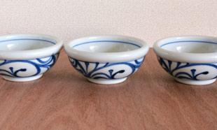 砥部焼・梅山窯　外からくさの玉ぶち鉢(3寸)を並べて