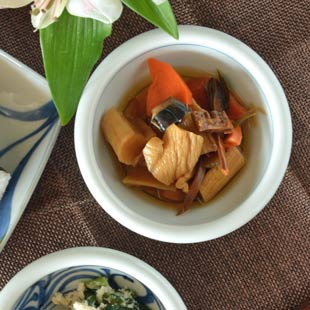砥部焼・梅山窯　外からくさの玉ぶち鉢(3寸)に煮物を