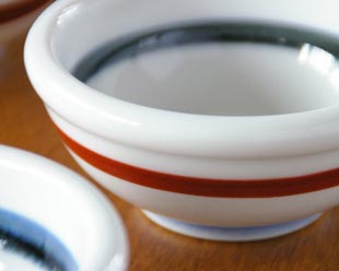 砥部焼・梅山窯 朱線の玉ぶち鉢(3寸)の玉ぶち部分