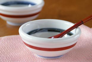 砥部焼・梅山窯 朱線の玉ぶち鉢(3寸)を横から見て