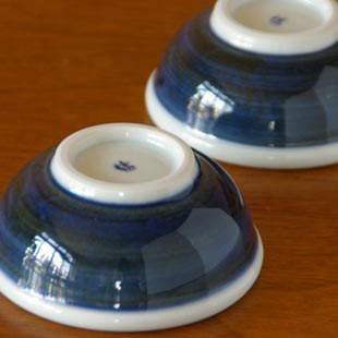 砥部焼・梅山窯 藍色の玉ぶち鉢(3寸)を伏せて
