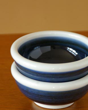 砥部焼・梅山窯 藍色の玉ぶち鉢(3寸)を重ねて