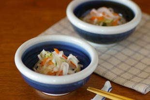 砥部焼・梅山窯 藍色の玉ぶち鉢(3寸)になますを盛って