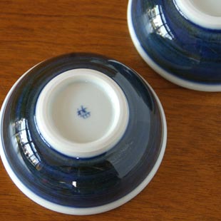 砥部焼・梅山窯 藍色の玉ぶち鉢(3寸)の底面