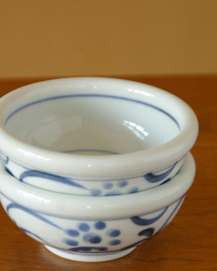 砥部焼・梅山窯 太陽柄の玉ぶち鉢(3寸)を重ねて